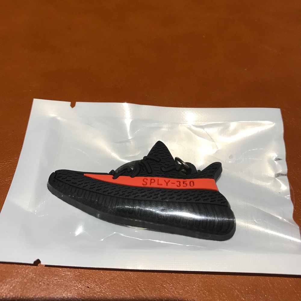 Yeezy boost 350 v2 key chain bred